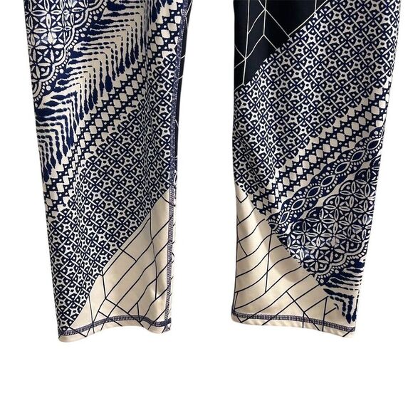 Athleta Women's Small Indigo Blue Geo Print Capri Leggings Yoga Gym - Picture 2 of 10